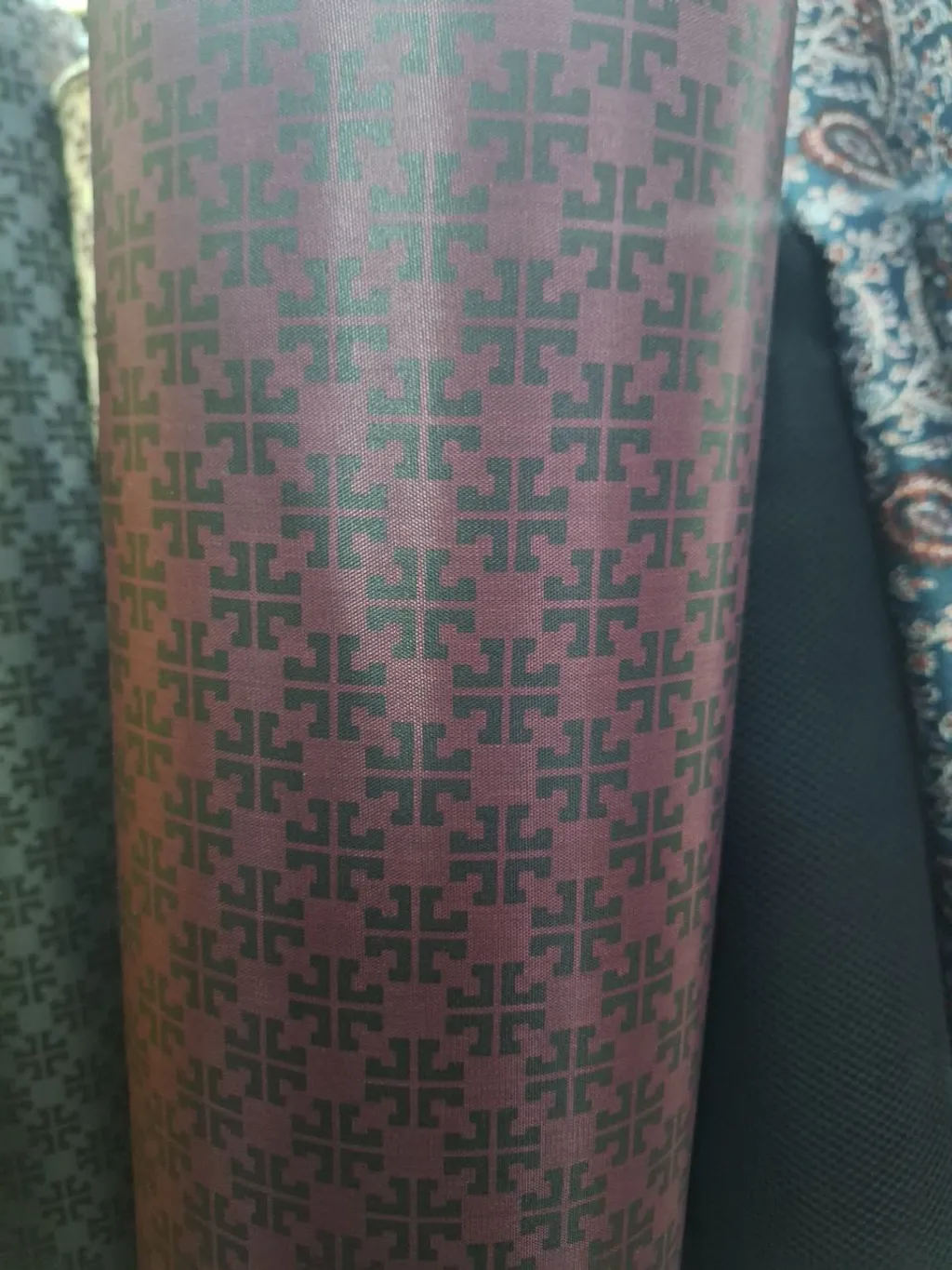 خرید پارچه دیبا پشت ساتن طرح مکوئین 